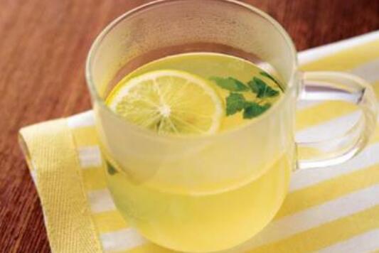 喝柠檬水的好处有哪些 喝柠檬水的坏处