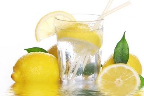 柠檬泡水喝有什么好处 柠檬泡水怎么做