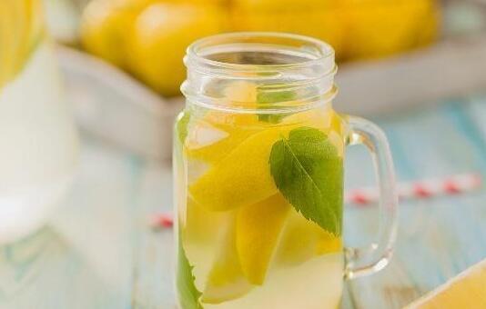 柠檬泡水喝有什么好处 柠檬泡水怎么做